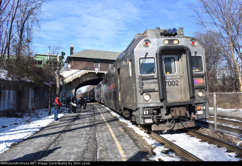 Eastbound NJT Train # 1710 arriving into Kingsland Station with Multilevel Cab Car # 7002 on the point 